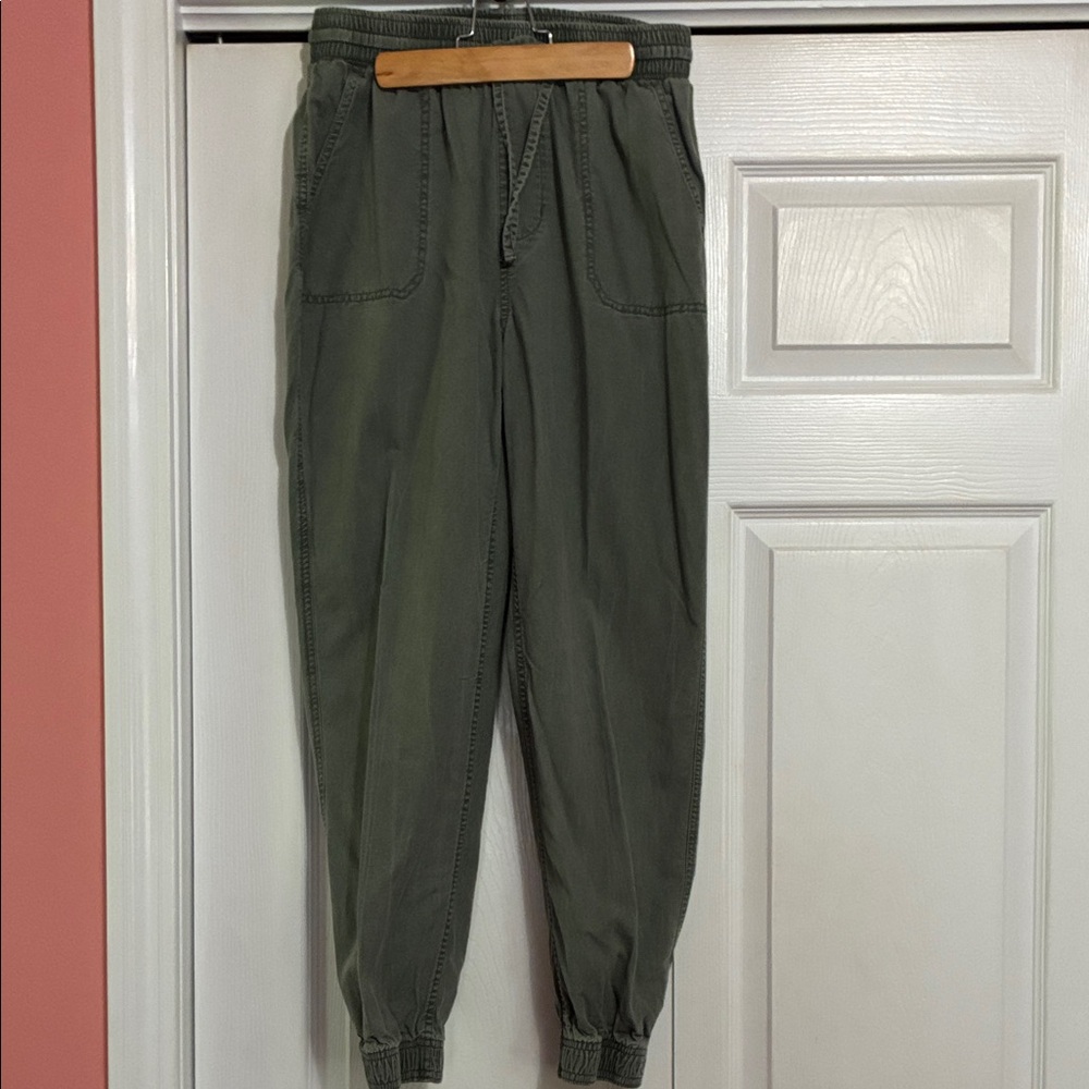 Hollister woman’s cargo high wasted straight pants
